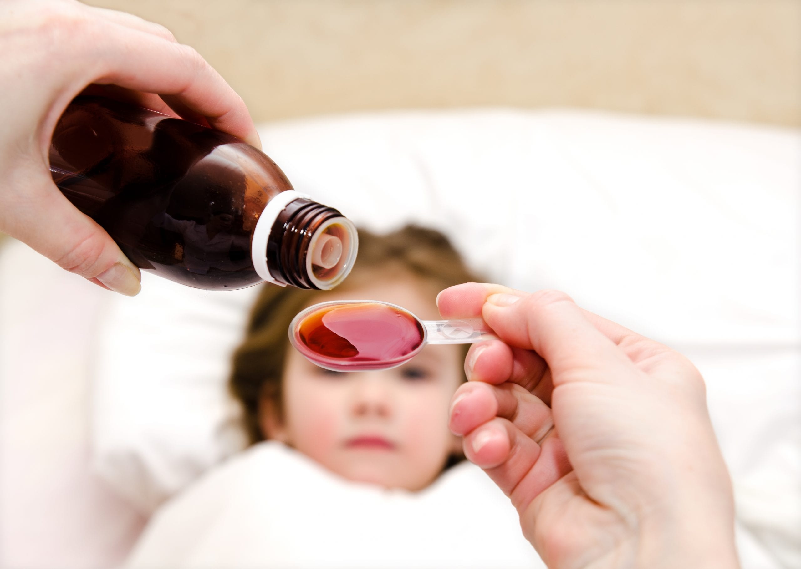 Что пить ребенку при температуре. Лекарство для детей. Ребенок пьет лекарство. Таблетки для детей. Прием лекарств детьми.